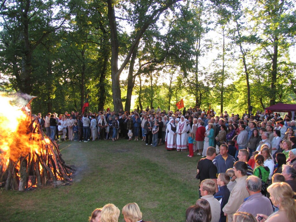 Lietuvos tūkstantmečio šventė Ąžuolpamūšės piliakalnyje, 2009 m. Raubonių kaimo bendruomenės arch. nuotr Lietuvos tūkstantmečio šventė Ąžuolpamūšės piliakalnyje, 2009 m. Raubonių kaimo bendruomenės arch. nuotr