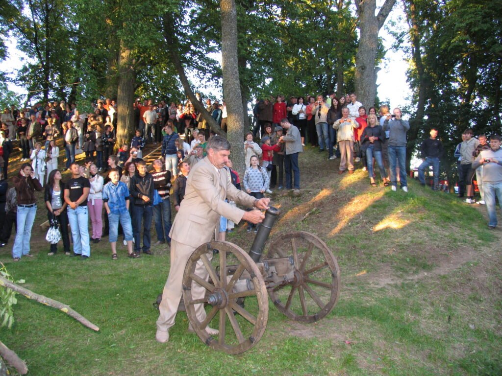 Saločių seniūno A. Mašalo salvės Ąžuolpamūšės piliakalnyje, 2009 m. Raubonių kaimo bendruomenės arch. nuotr Saločių seniūno A. Mašalo salvės Ąžuolpamūšės piliakalnyje, 2009 m. Raubonių kaimo bendruomenės arch. nuotr